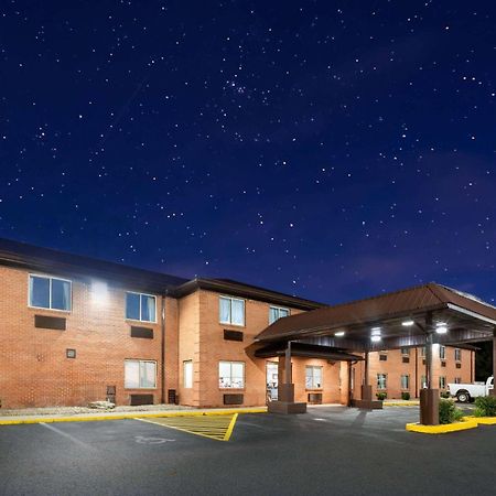 Super 8 By Wyndham Fairmont Hotel Exterior foto