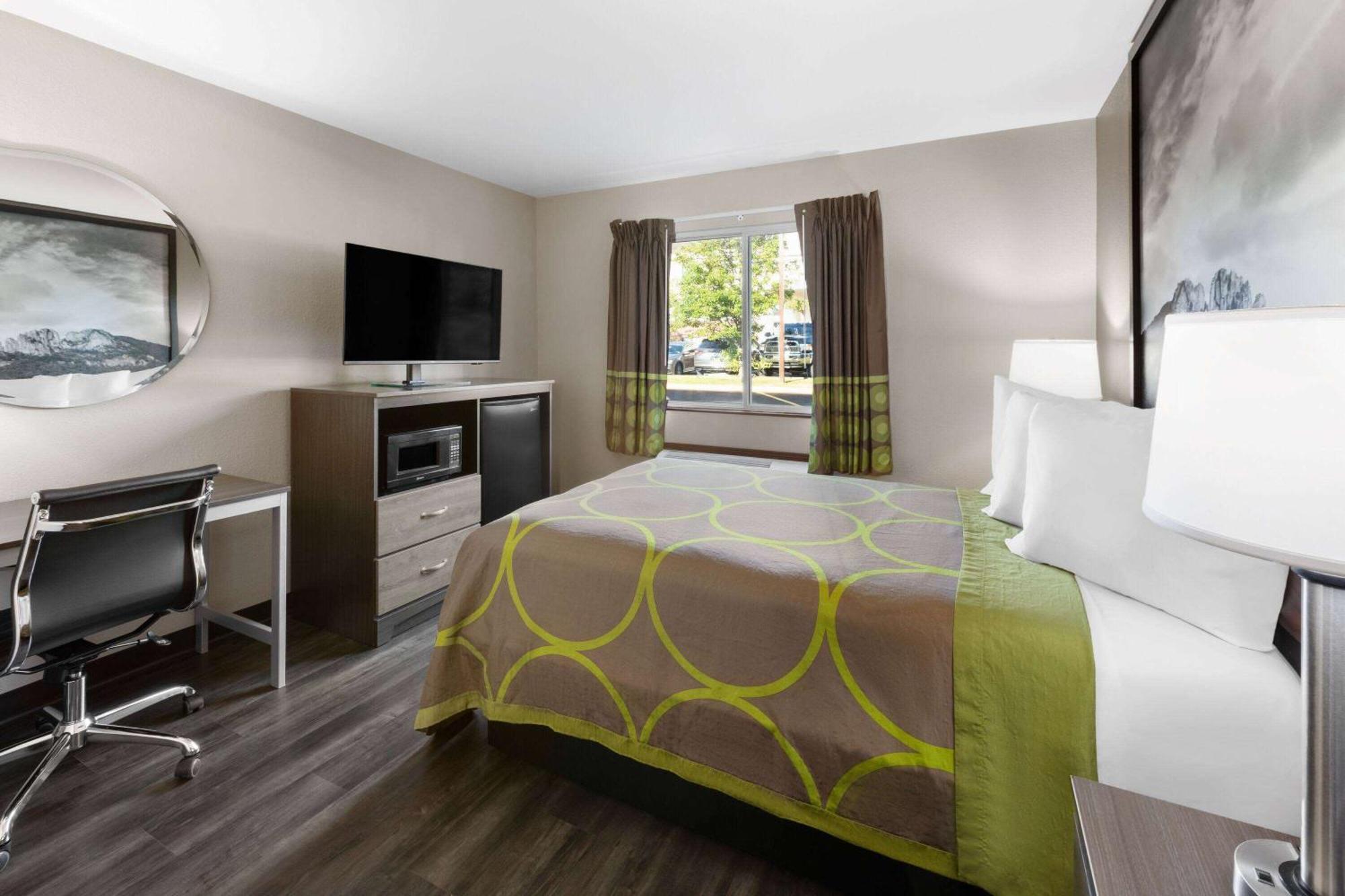 Super 8 By Wyndham Fairmont Hotel Exterior foto