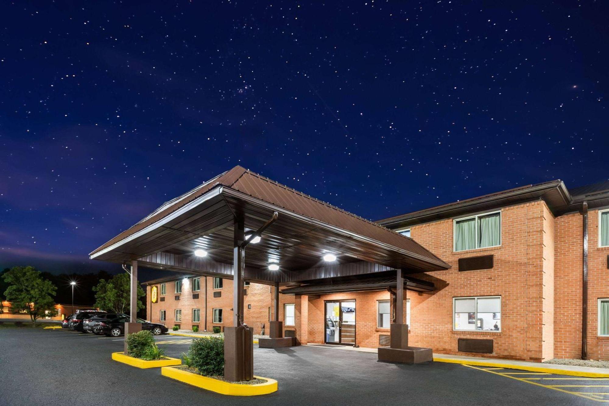 Super 8 By Wyndham Fairmont Hotel Exterior foto