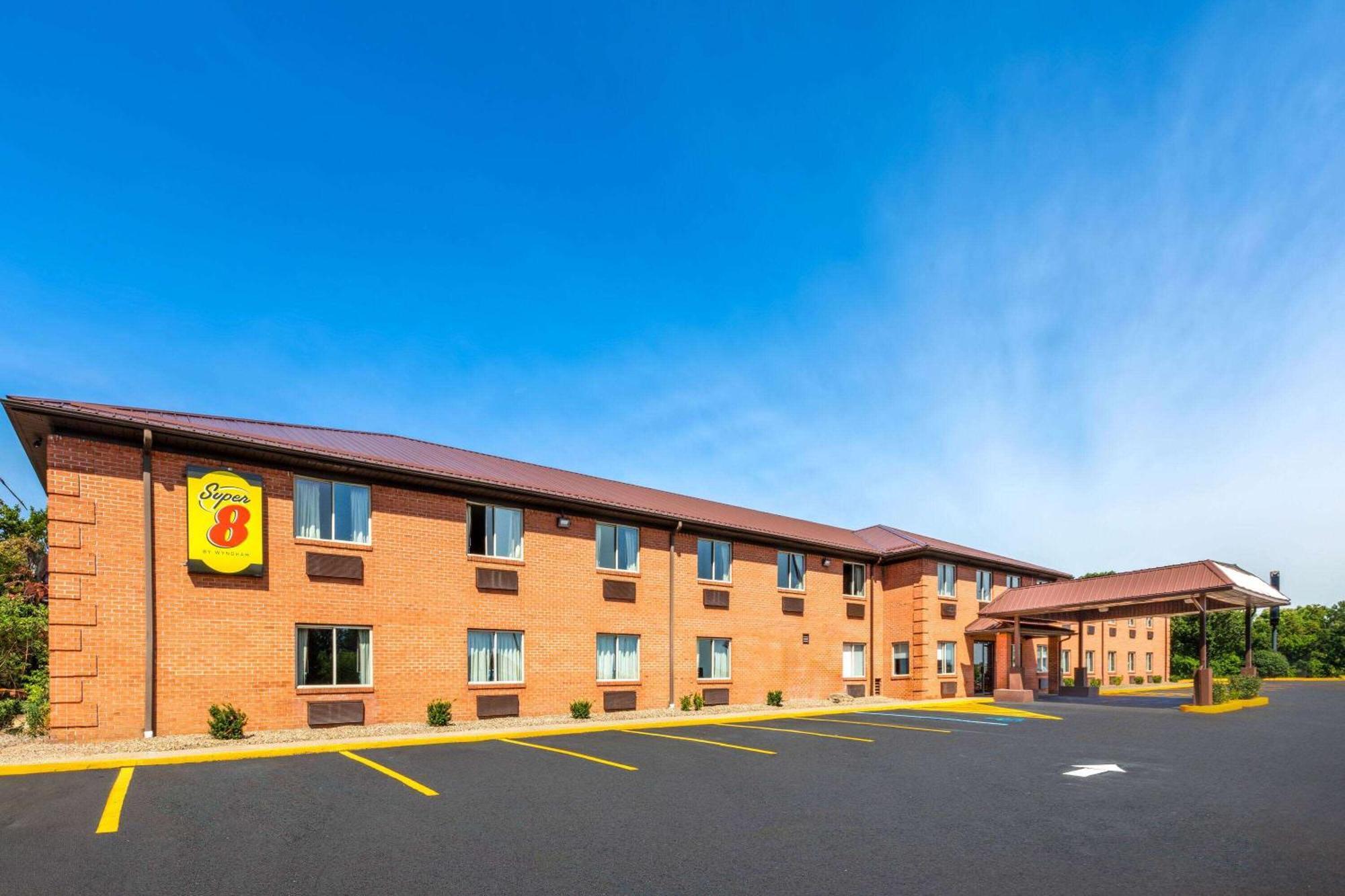 Super 8 By Wyndham Fairmont Hotel Exterior foto